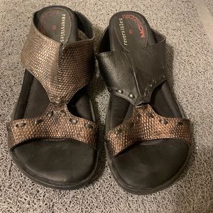 Black/Gold reversibles by Modzori size 9 sandals